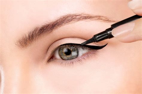 Rekomendasi Eyeliner Untuk Pemula